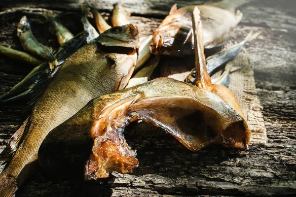 Rökt fisk på trä bakgrund — Stockfoto