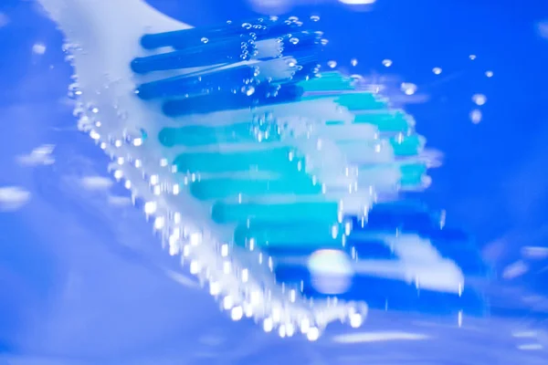 Escova de dentes close-up no fundo azul — Fotografia de Stock
