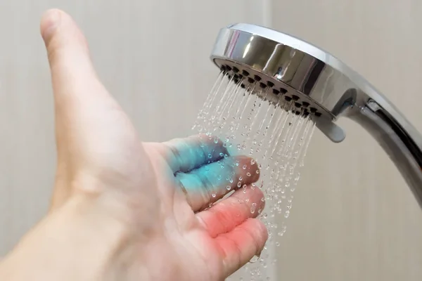 Tangan dalam tes shower suhu air — Stok Foto