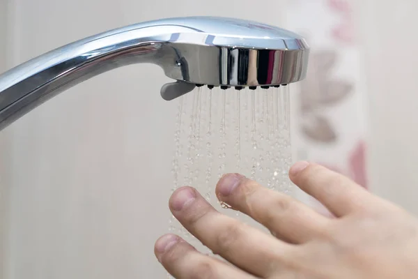 Tangan dalam tes shower suhu air — Stok Foto
