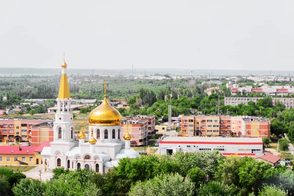 Volzhsky, Rusland-jun 01, 2019: Russische tempel Top View uitzicht op de stad — Stockfoto