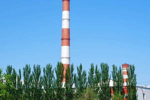 Värmekraftverk på en solig dag på sommaren — Stockfoto