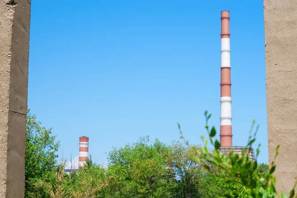 Värmekraftverk på en solig dag på sommaren — Stockfoto