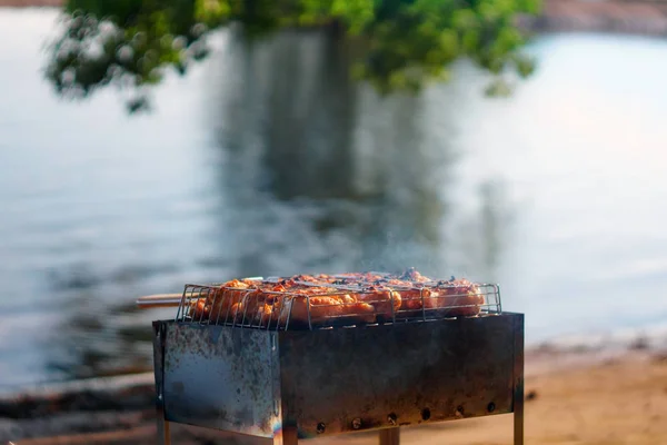 Grill sur la rivière en été — Photo