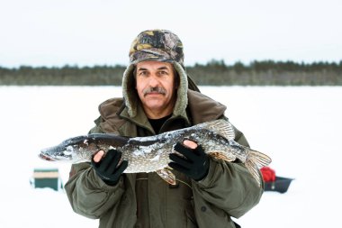 balıkçı kış balıkçılık yakalamak