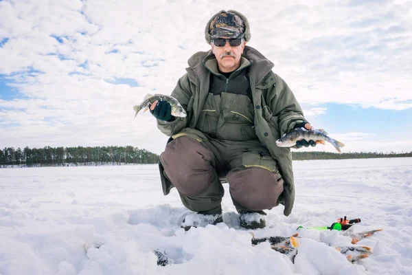 漁師は冬の釣りでキャッチ — ストック写真