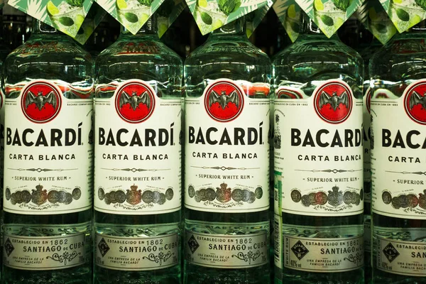 Tioumen, Russie - 25 avr. 2019 : Produits de la vente en hypermarché Bacardi boissons dans le magasin du métro trésorerie et transporter — Photo