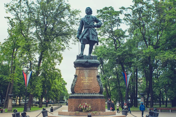 Sint-Petersburg, Rusland-augustus 01, 2019: monument voor de Russische keizer Peter de grote stad Kronstadt — Stockfoto