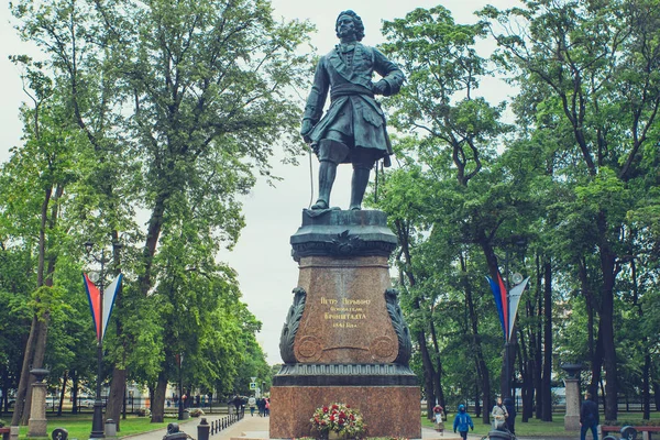 Sint-Petersburg, Rusland-augustus 01, 2019: monument voor de Russische keizer Peter de grote stad Kronstadt — Stockfoto