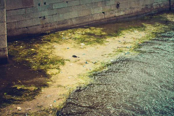 Müll im Fluss Umweltverschmutzung — Stockfoto