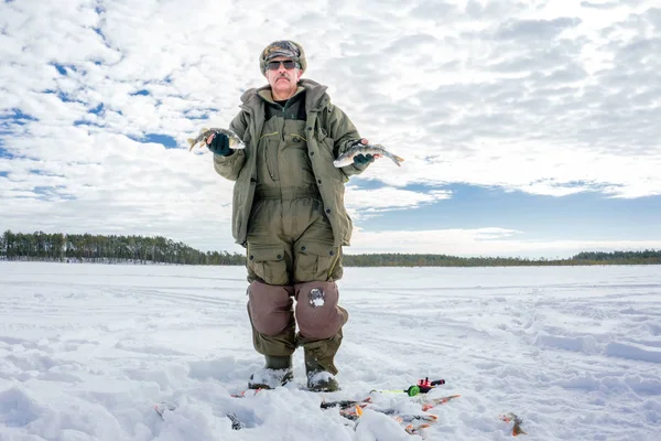 Winter fishing man keeps perch catch winter sport — ストック写真