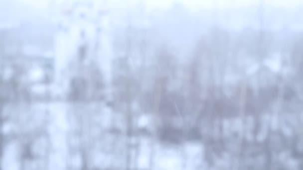 Mal tiempo volando nieve vista desde la ventana — Vídeos de Stock