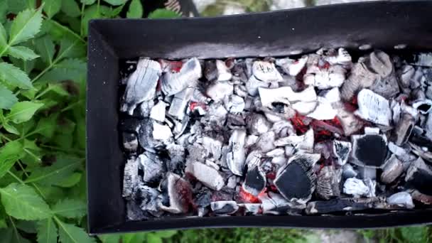 Barbecue Grill Pit avec des briquettes de charbon chaud incandescentes et flamboyantes, fond ou texture alimentaire, vue du dessus — Video