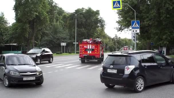 Tyumen, Rusia - avg 25, 2019: camión de bomberos en las calles del día de verano de la ciudad — Vídeos de Stock
