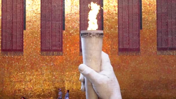 2012 년 12 월 14 일에 확인 함 . volgograd, russia-july 14, 2019: eternal flame. 마마야 예프쿠리건에 대한 스탈린그라드 전투 영웅들을 기리는 기념비의 중심 — 비디오