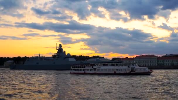 St. Petersburg, 27 Temmuz, Rusya: gemi gün batımında St. Petersburg Neva nehrinde denize açılacak. — Stok video