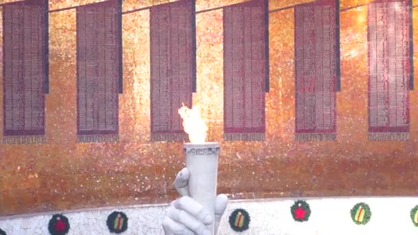 Volgograd, Rusko-14. července 2019: Volgograd Mamaev Kurgan Hrdinové bitvy u Stalingradu, věčná ohnivá vzpomínka na vojáky ve válce — Stock video