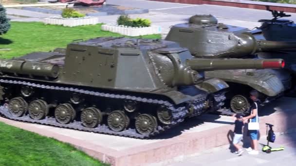 Волгоград, Россия-14 июля 2019 года: набережная Волги старые танки памяти Великой Отечественной войны — стоковое видео