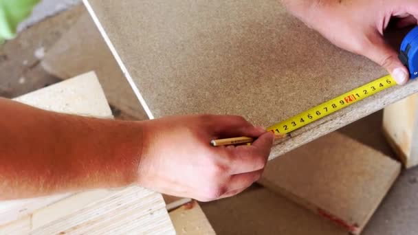 Pracovník měří pásku pro měření stromu — Stock video