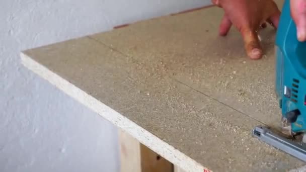 Coupe une planche de bois avec un puzzle électrique — Video