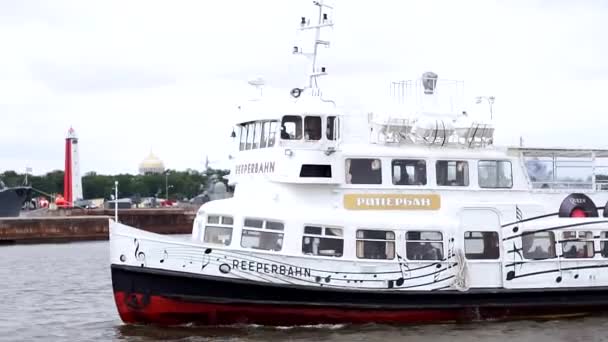 Kronstadt, Rusko-30. července: loď plovoucí na řece zblízka Finského zálivu a Kronstadtu — Stock video