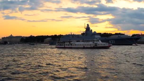 St. Petersburg, 27 Temmuz, Rusya: Yazın St. Peterburg 'daki Upper Bay' de yelkenli bir geminin arkasından geçen dramatik günbatımı Neva nehri. — Stok video