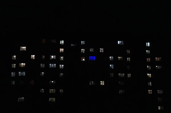Evin pencereleri siyah arka planda özel bir yalnızlık kavramı üzerine — Stok fotoğraf