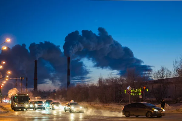 En fabrik avger rök — Stockfoto