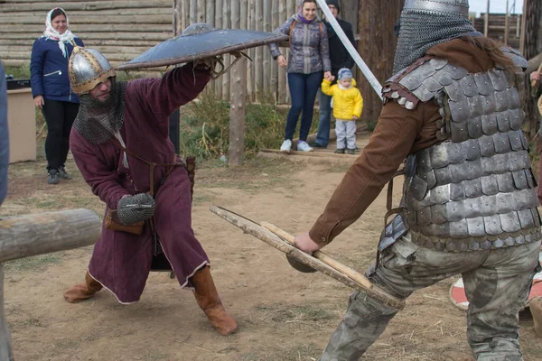 Constantine festival in the Volga sword fights knights October 6, 2018 — Stock Photo, Image
