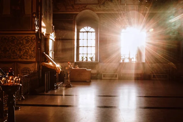 Kilisenin içindeki din ışığı. — Stok fotoğraf
