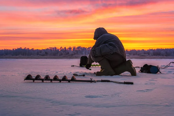 Inverno esporte pesca no gelo — Fotografia de Stock