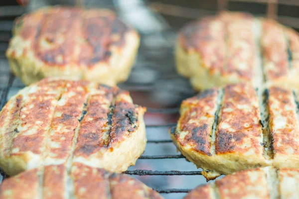 Burger auf dem Grill — Stockfoto