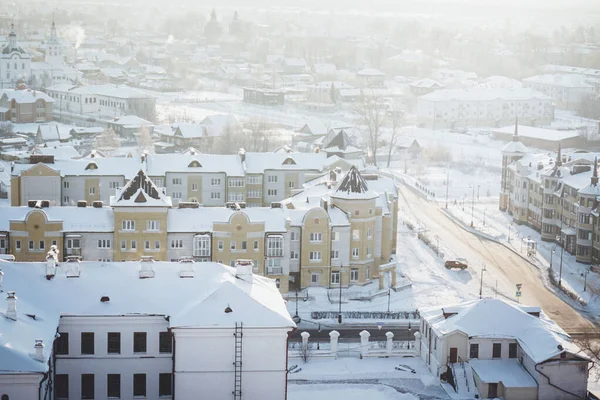 Зимний городской пейзаж, вид сверху дома — стоковое фото