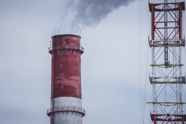 Vervuilingsfabrieken roken uit de leidingen — Stockfoto