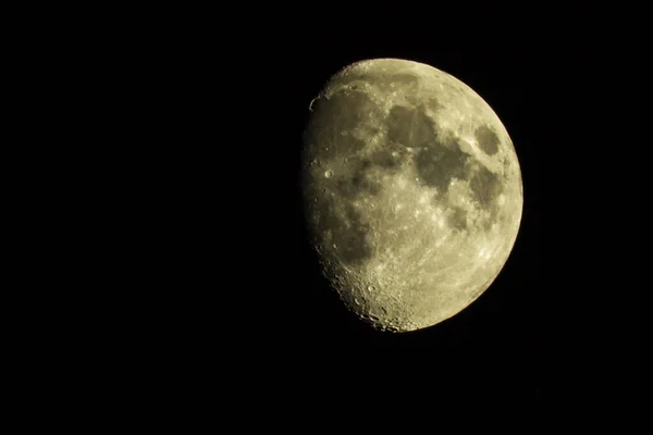 Луна на чёрном фоне — стоковое фото