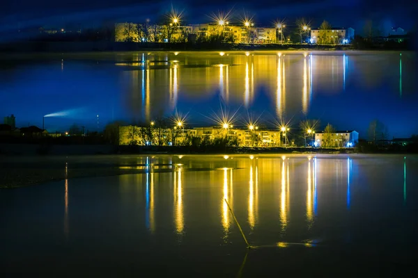 Paisagem noturna de uma cidade reflexão na água — Fotografia de Stock