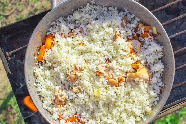 Pilaf de poulet dans chaudron — Photo