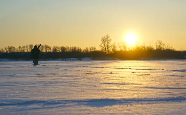 Pescador silhueta inverno pesca no lago de inverno — Fotografia de Stock