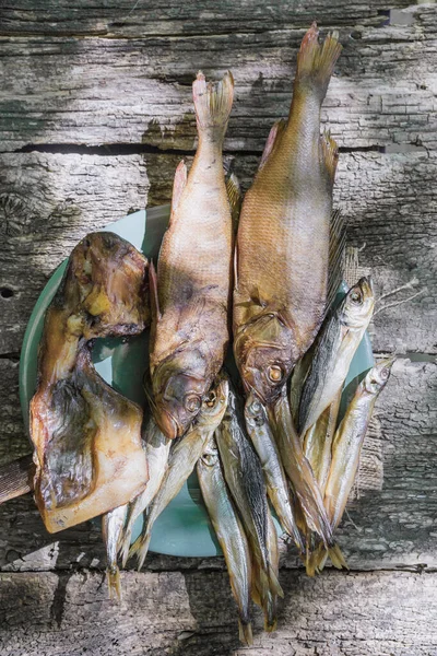Szárított hal fából készült háttér függőlegesen — Stock Fotó