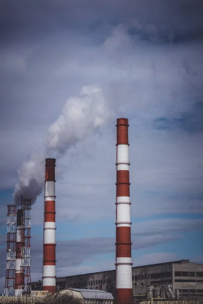 Забруднювальні заводи димлять з труб — стокове фото