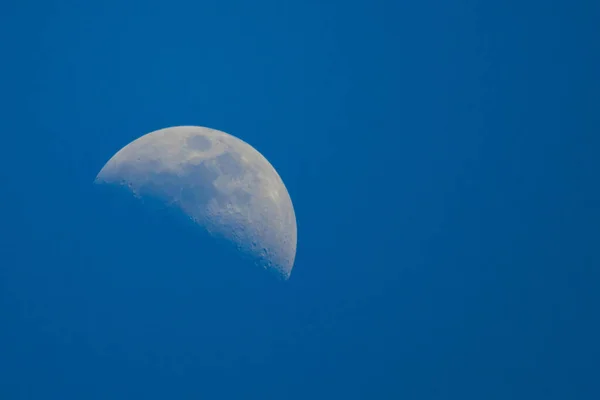 Голубое небо луны — стоковое фото