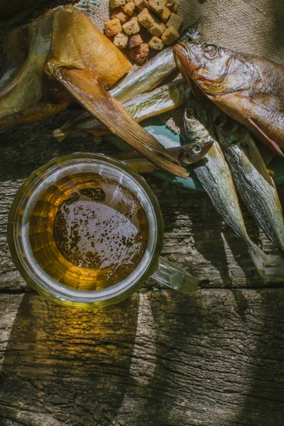 Copo de cerveja com peixe seco — Fotografia de Stock