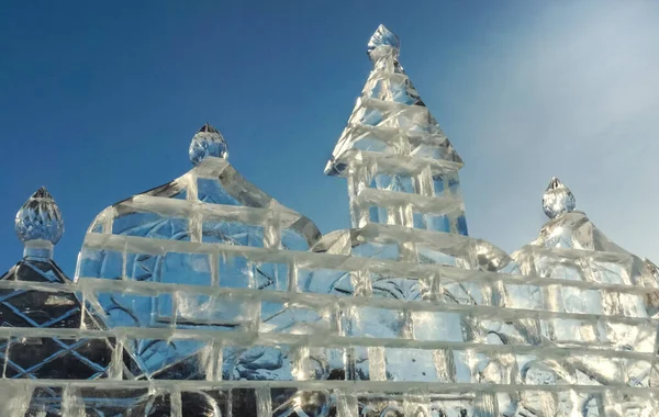 Ледяная скульптура зимой — стоковое фото