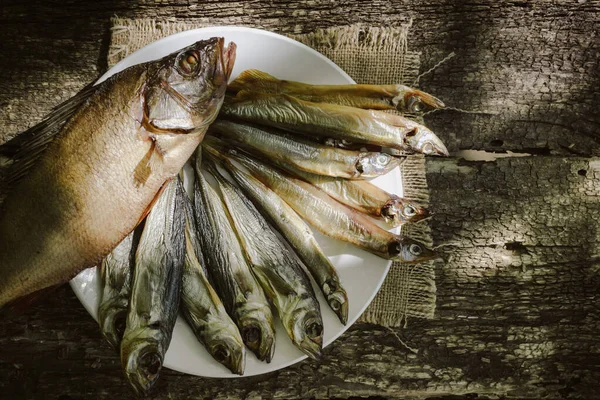 Koud gerookte vis op houten achtergrond — Stockfoto