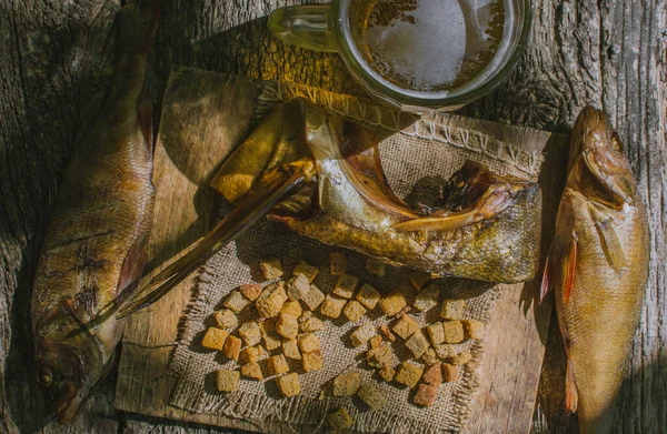 Vis snacks om bier op houten achtergrond — Stockfoto