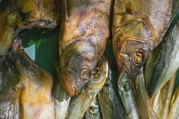 Kallrökt fisk på trä bakgrund — Stockfoto