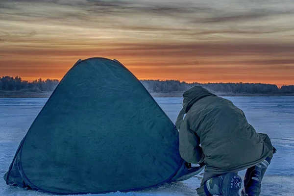 冬の釣り、氷上テント — ストック写真