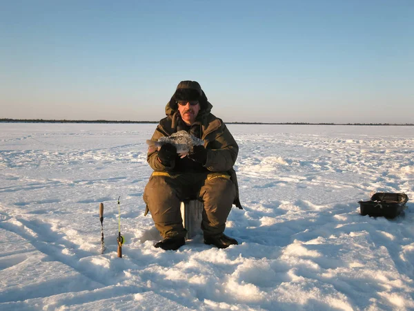 冬の釣りの漁師 — ストック写真