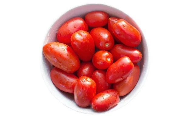 Tazón blanco de tomates sobre el fondo blanco aislado — Foto de Stock