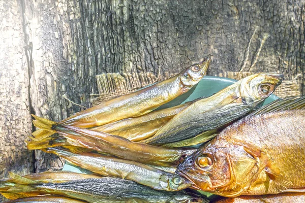 Vis snack op houten achtergrond — Stockfoto